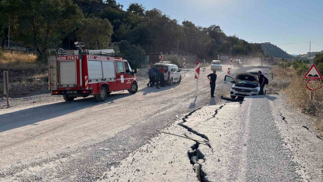 Besni'de önceki heyelanın izleri kazaya neden oldu: otomobil asfalta çarptı