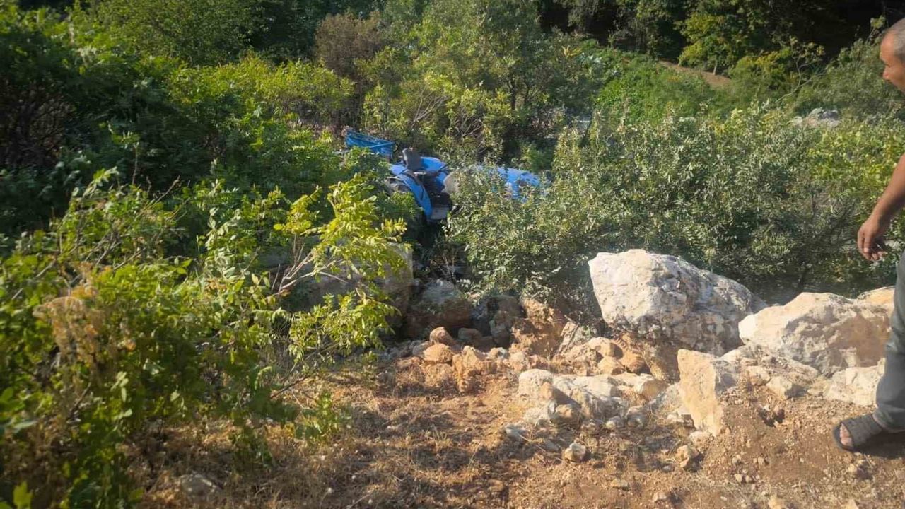 Besni'de şarampole yuvarlanan traktörün sürücüsü hayatını kaybetti