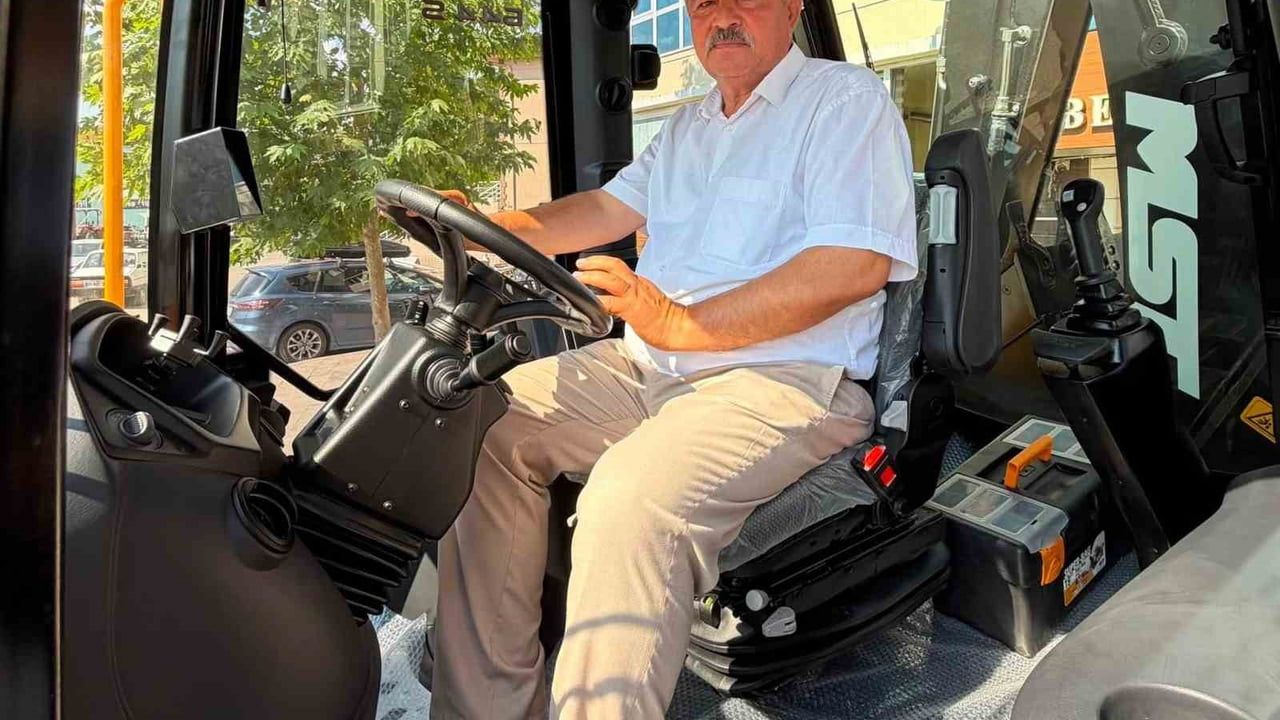 Beyağaç'ın iş gücü güçlendi: MST marka kazıcı yükleyici belediye envanterine katıldı