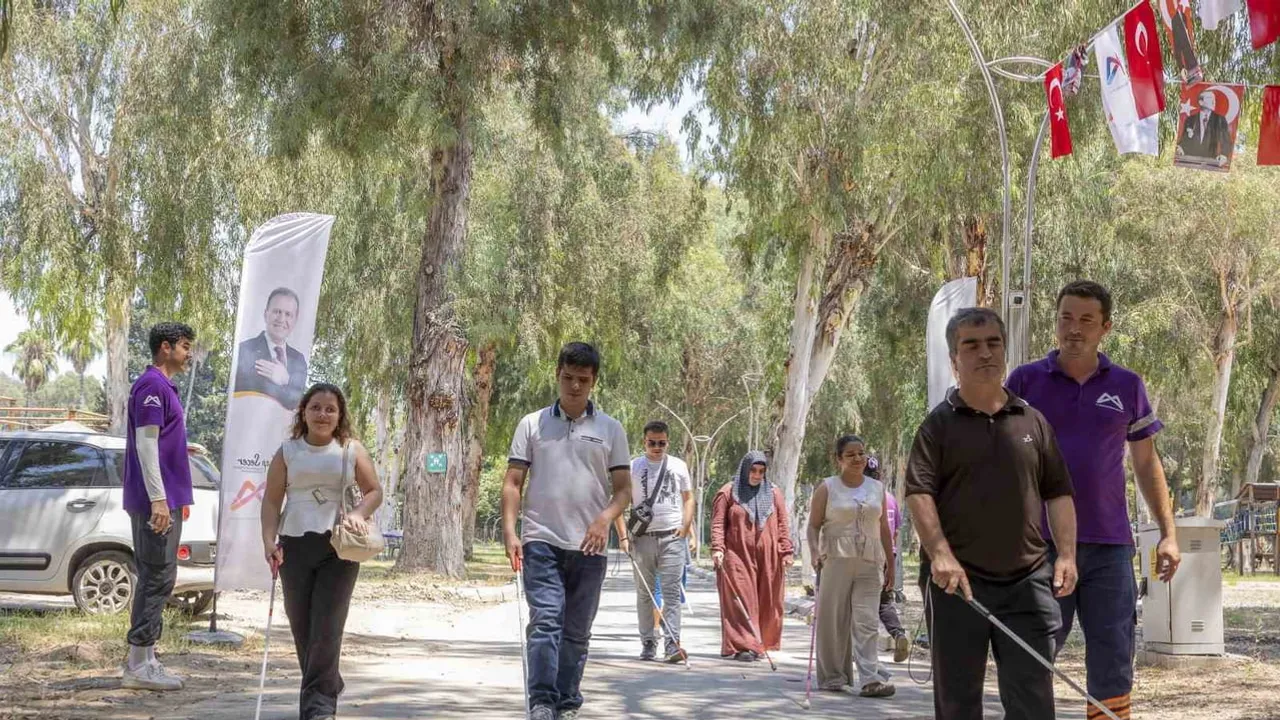 Beyaz bastonla doğada: görme engelliler tarsus kampında özgüvenle yürüdü