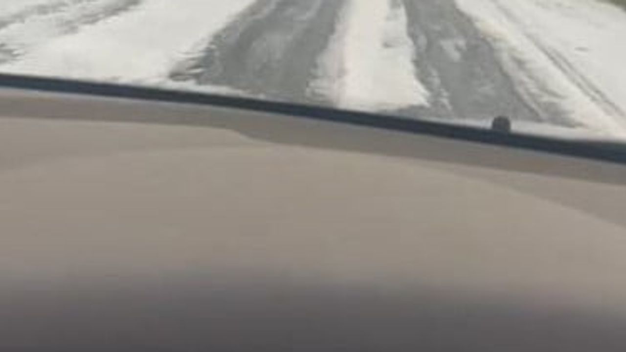 Beyaza bürünen Sahara Geçidi'nde yaz sonu kış sürprizi