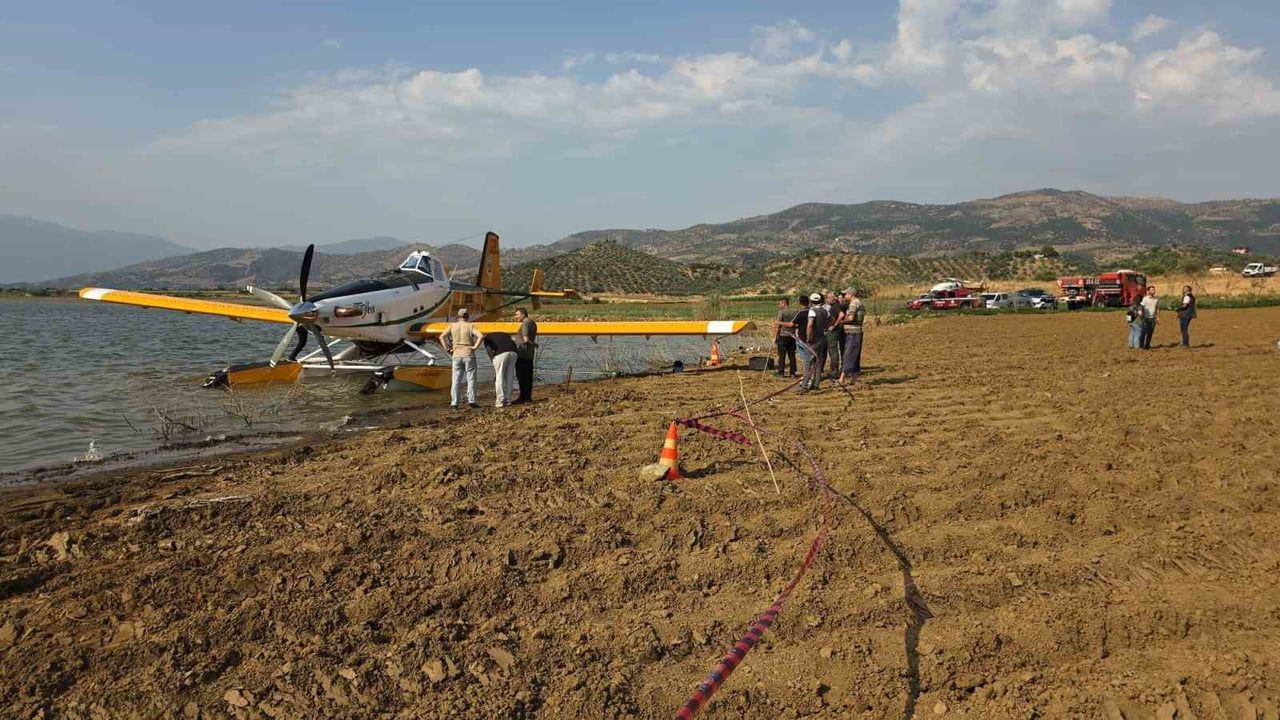 Beydağ barajında sulama borusuna takılan yangın söndürme uçağı kalkış yapamadı