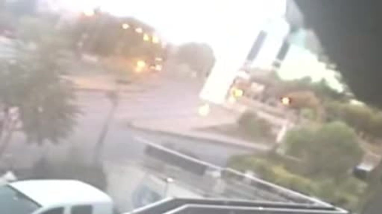 Beylikdüzü'nde kırmızı ışık geçişi kamyonu devirdi: iki sürücü hafif yaralı