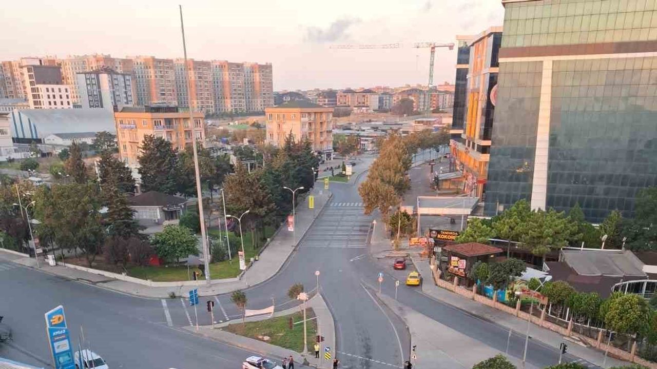 Beylikdüzü'nde kırmızı ışık ihlali kamyonun devrilmesine yol açtı