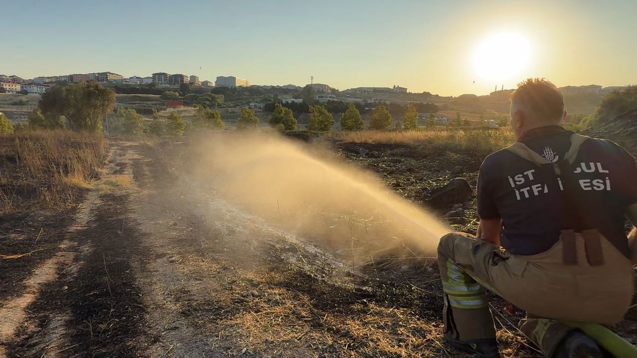 Beylikdüzü'nde otluk yangın sitelere yaklaşırken itfaiye müdahalesiyle söndürüldü