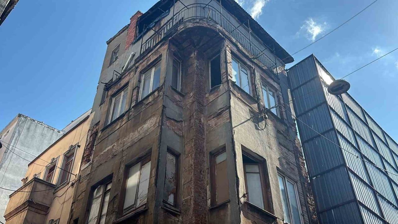 Beyoğlu'nda kötü koku ihbarı yapan komşu cinayeti itiraf etti ve tutuklandı