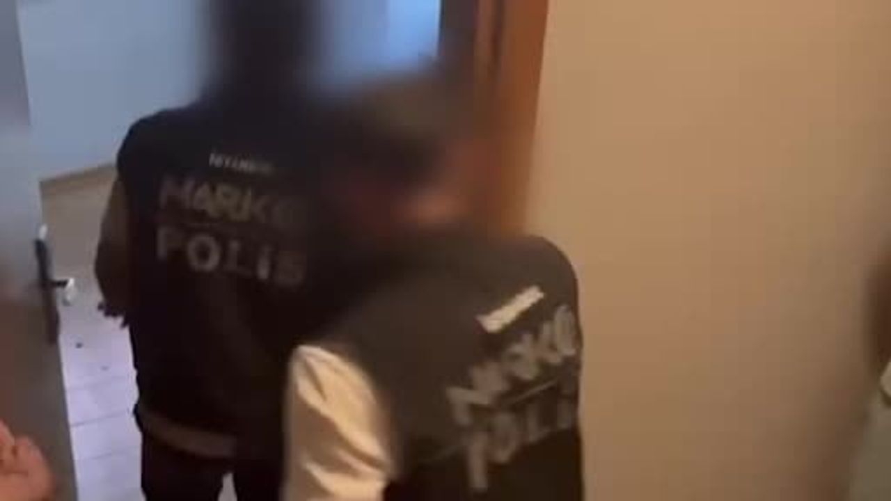 Beyoğlu'nda yakalanan kırmızı bültenli şüpheli göç idaresine teslim edildi