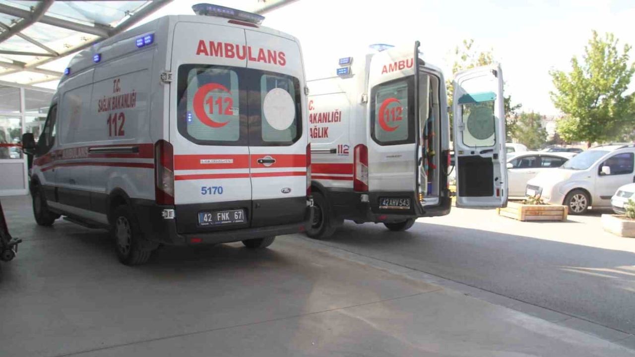 Beyşehir'de caddeyi geçmeye çalışan anne ve kızına ticari taksi çarptı