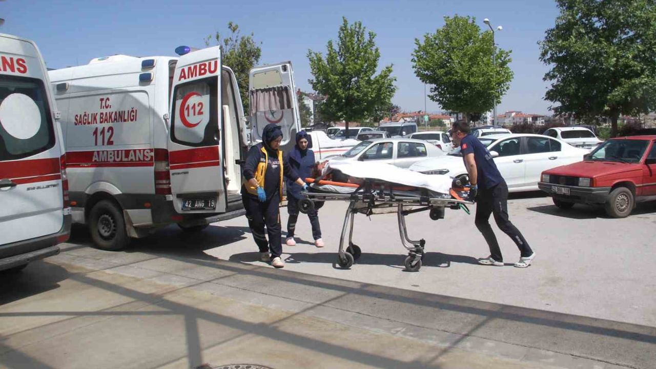 Beyşehir'de hafif ticari araç kontrolden çıkarak araziye savruldu