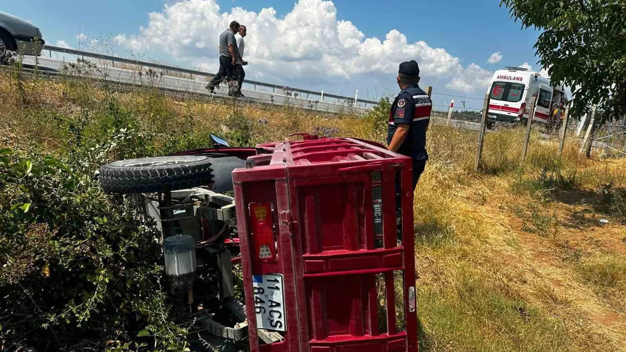 Bilecik-Bursa karayolunda elektrikli motosiklet şarampole devrildi