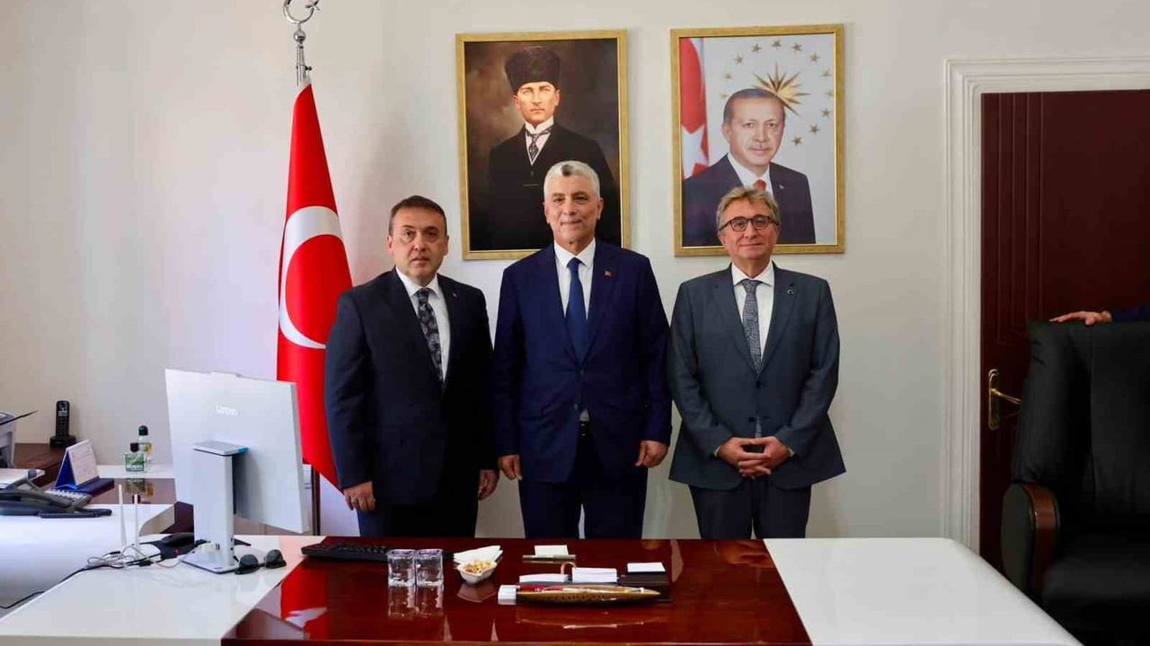 Bilecik programının ilk durağı: bakan Bolat Bozüyük kaymakamlığını ziyaret etti
