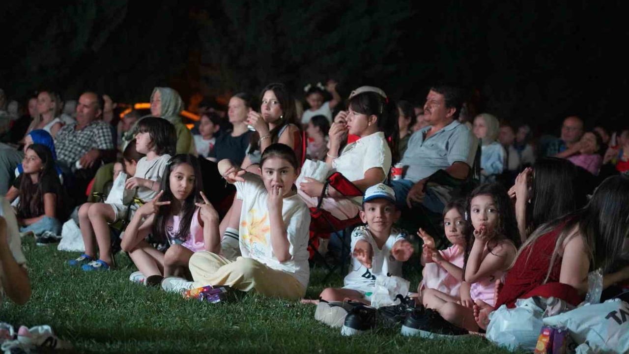Bilecik'te açık hava sinema etkinliği aileleri buluşturdu