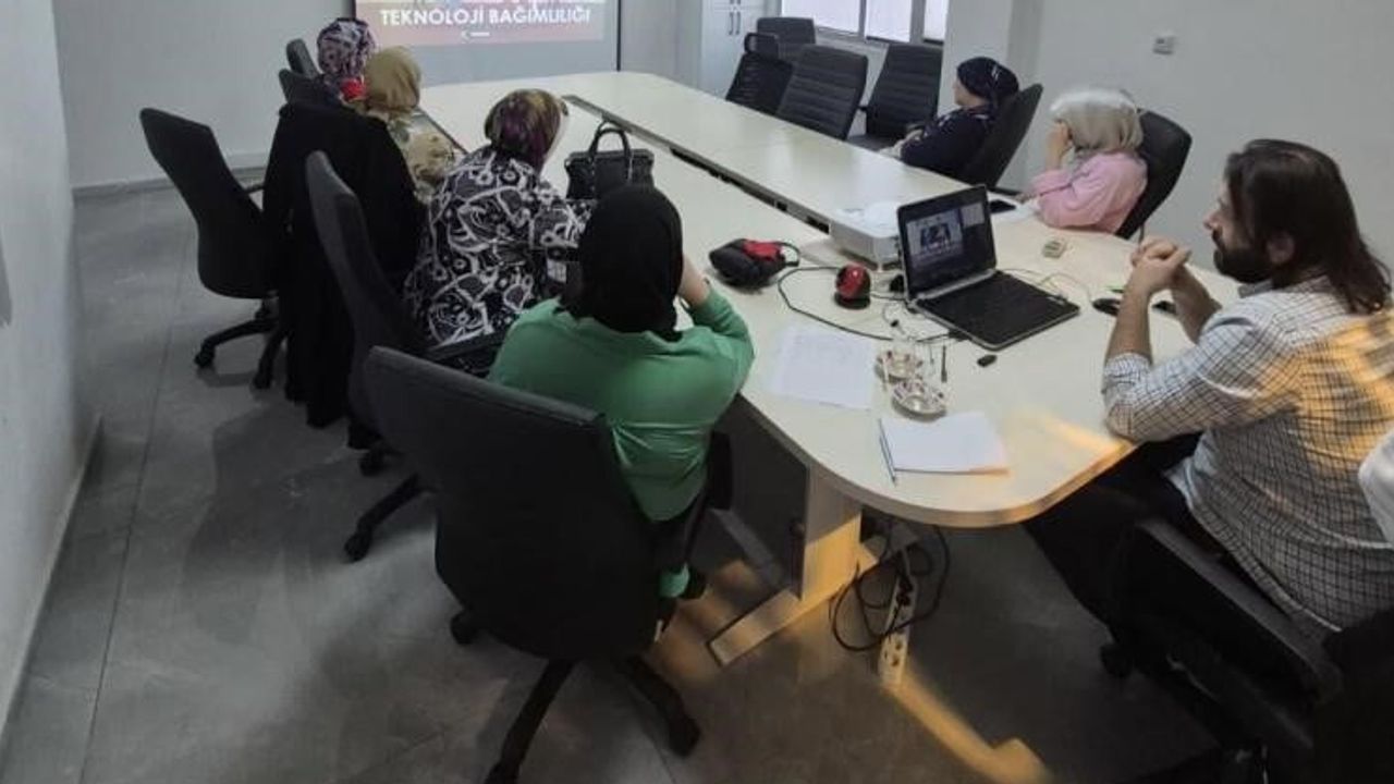 Bilecik’te ailelere teknoloji kullanımı eğitimi: bilinç ve sınırların önemi vurgulandı