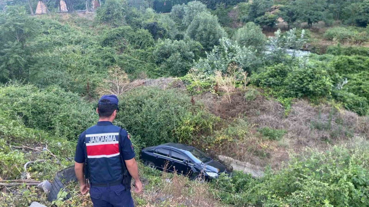 Bilecik'te D-650'de kontrolden çıkan araç dereye uçtu, sürücü hastaneye kaldırıldı