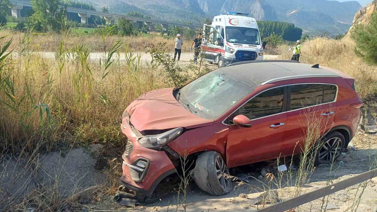Bilecik’te D-650 kara yolunda bankete düşen otomobilde 4 kişi yaralandı