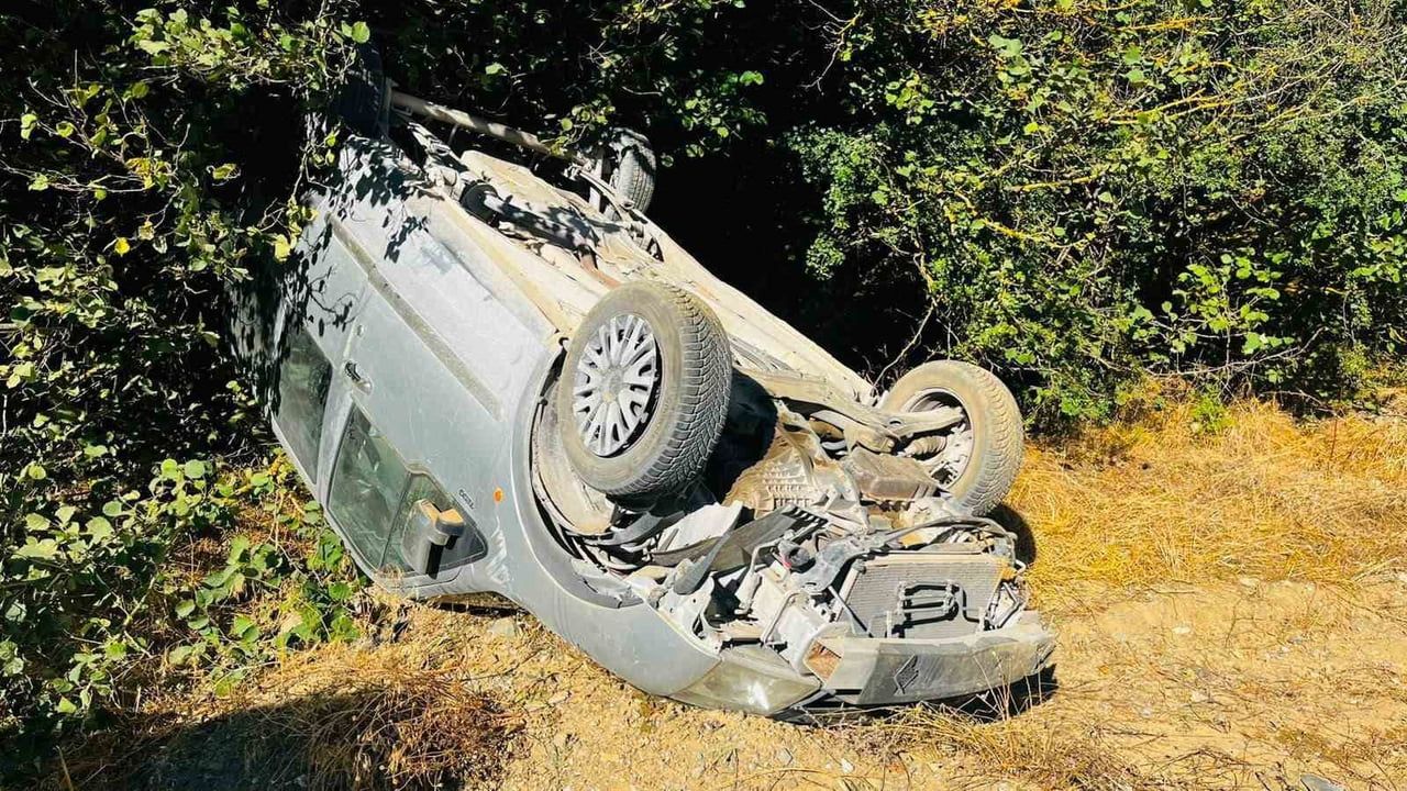 Bilecik'te direksiyon hakimiyetinin kaybı sonucu takla atan otomobilde iki yaralı