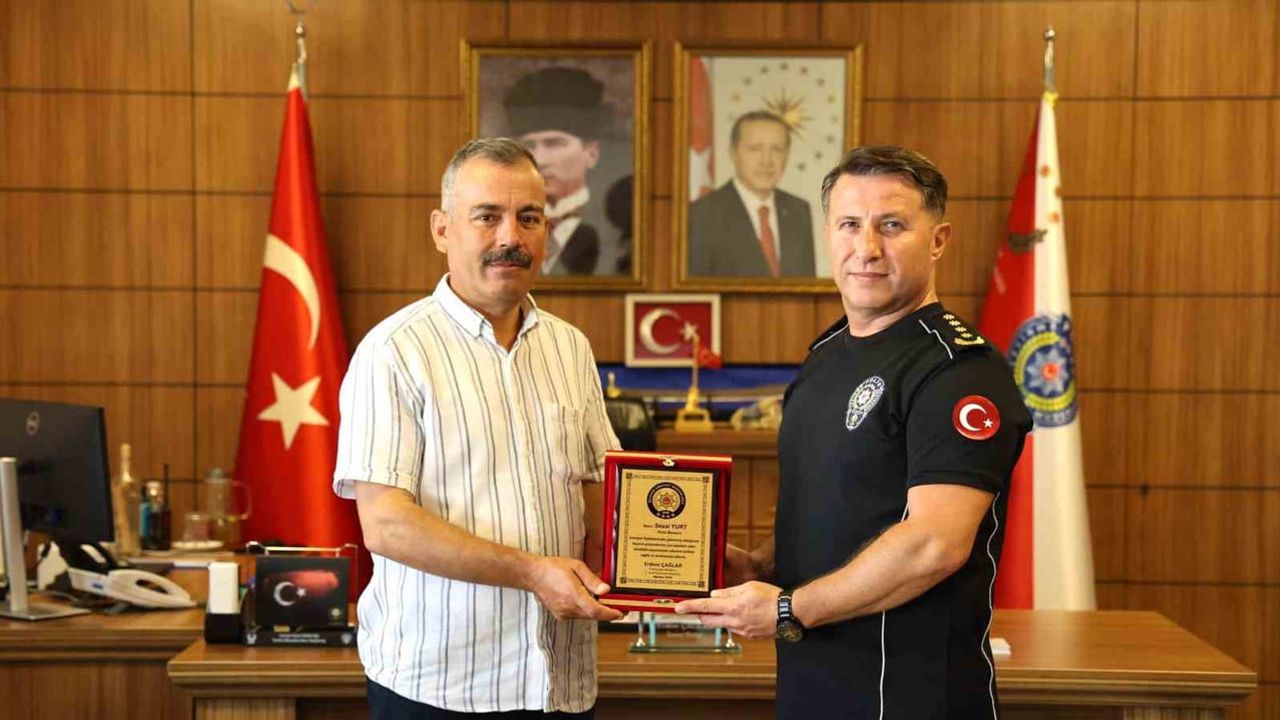 Bilecik'te emekliye ayrılan polise veda plaketi verildi