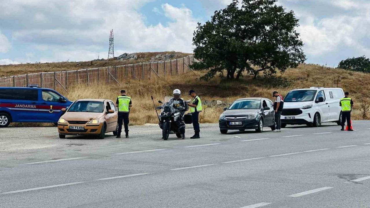 Bilecik'te iki aşamalı güven uygulaması sonuçlandı: yoklama kaçakları ve trafik denetimleri