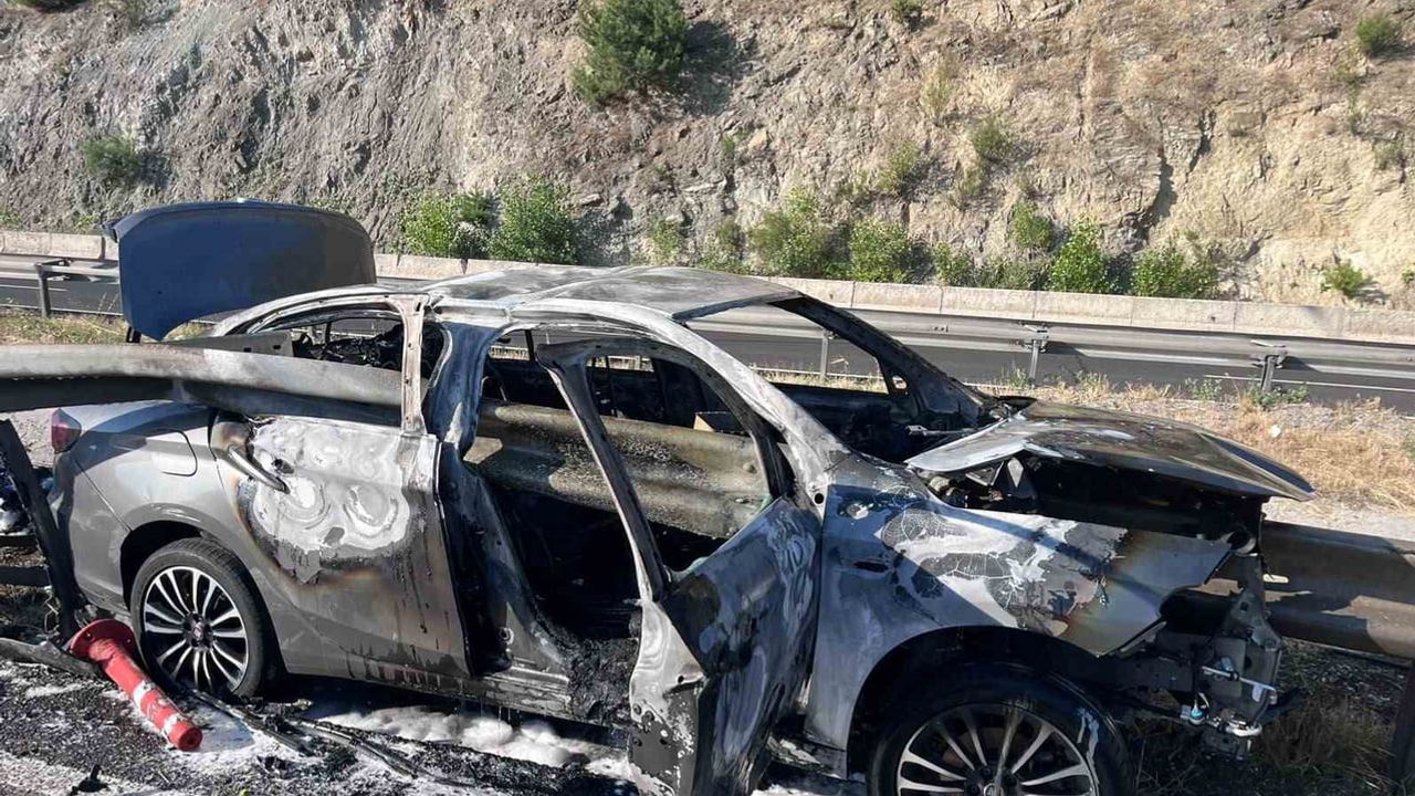 Bilecik'te izin dönüşü kaza: bariyere çarpan otomobil alev aldı, üç astsubay yaralandı