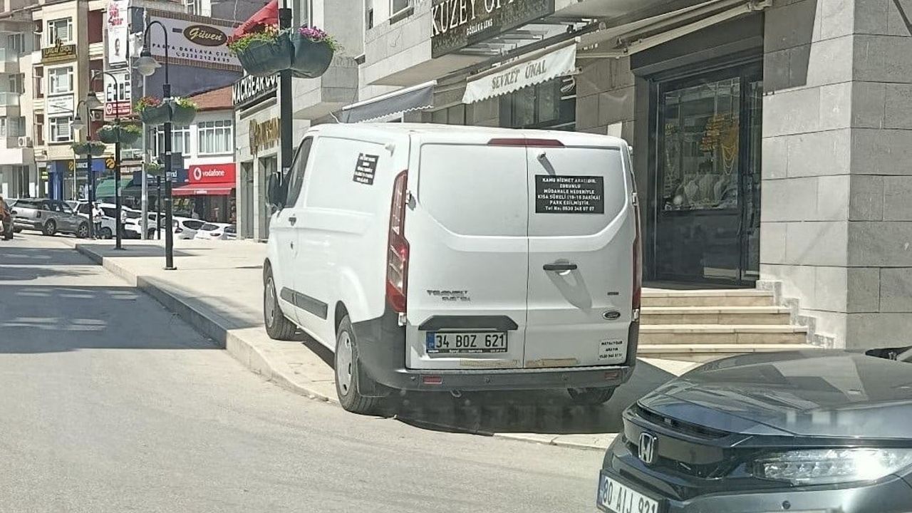 Bilecik'te kaldırım işgali yayaların sabrını zorluyor