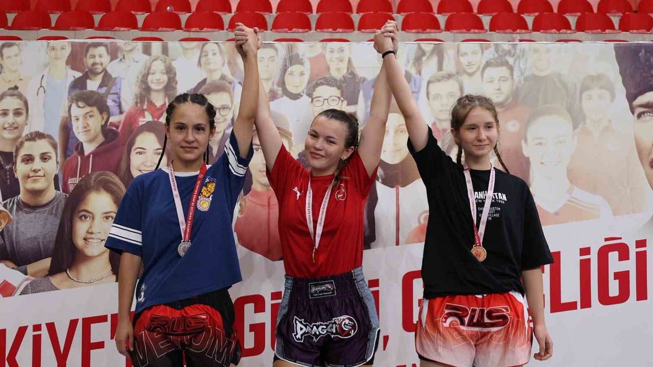 Bilecik'te kick boks buluşması ödül töreniyle sona erdi
