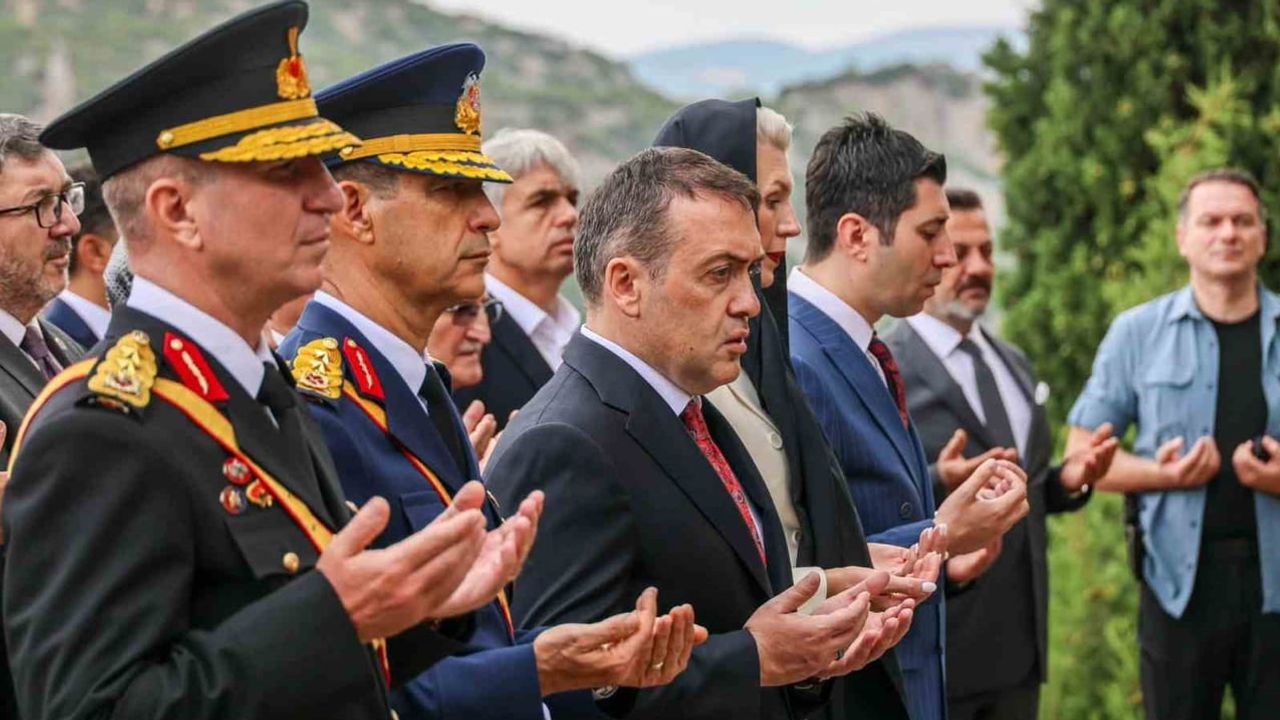 Bilecik'te şehitliğe saygı duruşu ve dualar