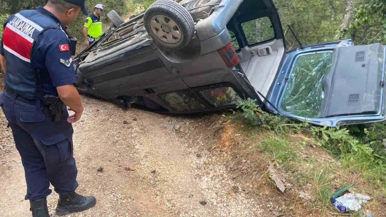 Bilecik’te stabilize yolda direksiyon hakimiyeti kayboldu, araç takla attı