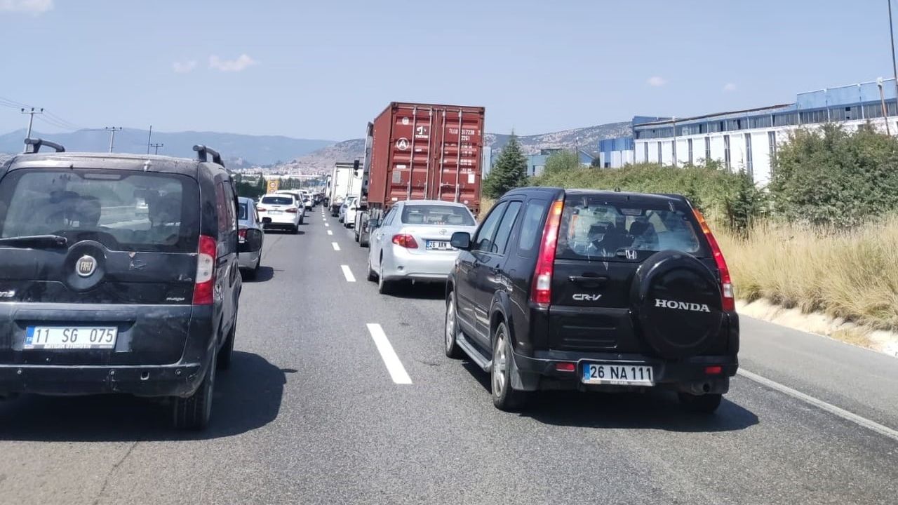 Bilecik'te yol çalışması tek şeride indirdi, 3 kilometrelik kuyruk oluştu