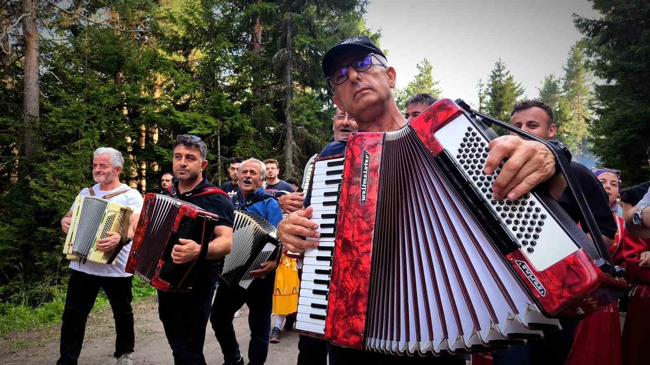 Bin 700 rakımlı Satave'de Türk ve Gürcü ezgileri horona dönüştü