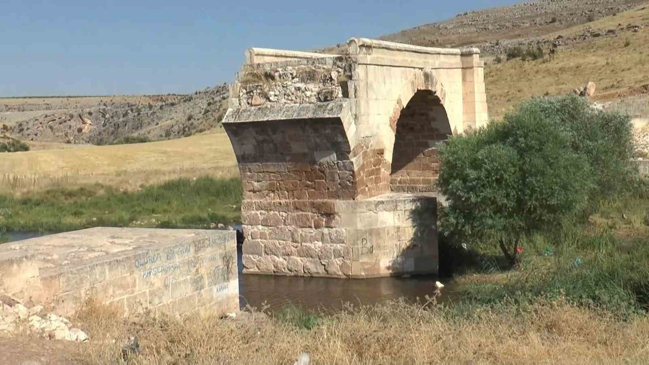 Bin 800 yıllık Septimus Severus köprüsü tek gözüyle tarihe tanıklık ediyor