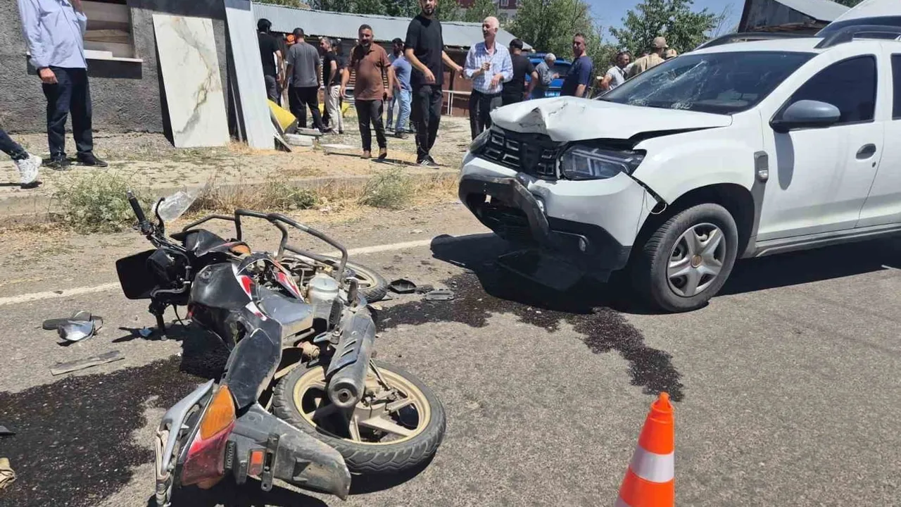 Bingöl Sancak beldesinde çarpışma: otomobil ve motosiklette 3 kişi yaralandı