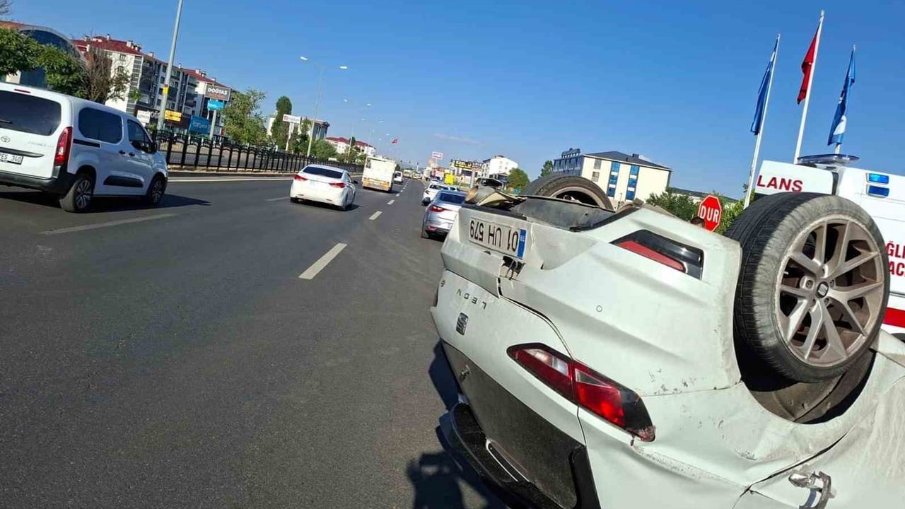 Bingöl Simani Mahallesi'nde çarpışma: biri ters döndü, 3 yaralı