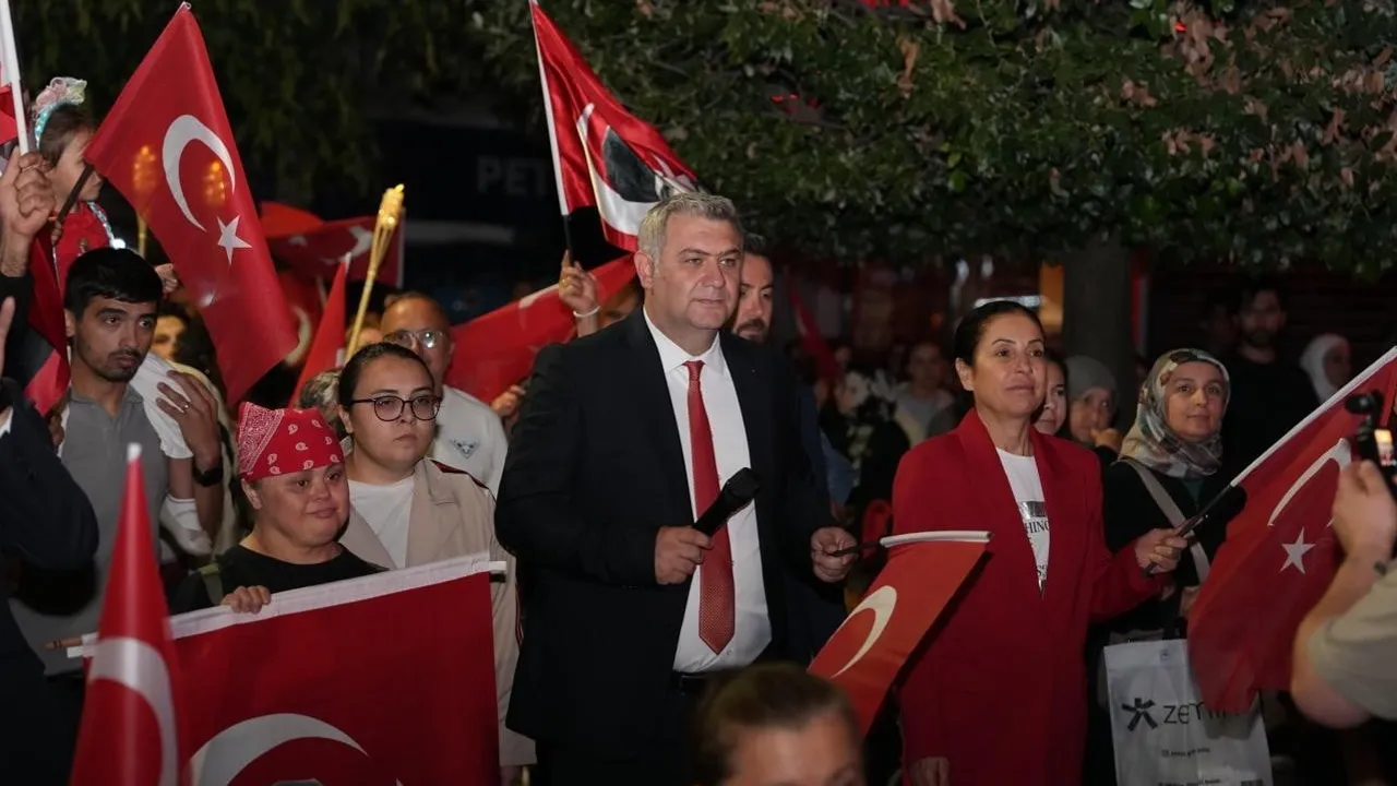 Binlerce kişi Bolu'da 30 Ağustos'u meşalelerle kutladı