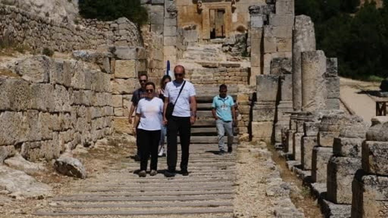 Binyıllık kaya yerleşimi Alahan manastırı sıcağa rağmen ilgi görüyor