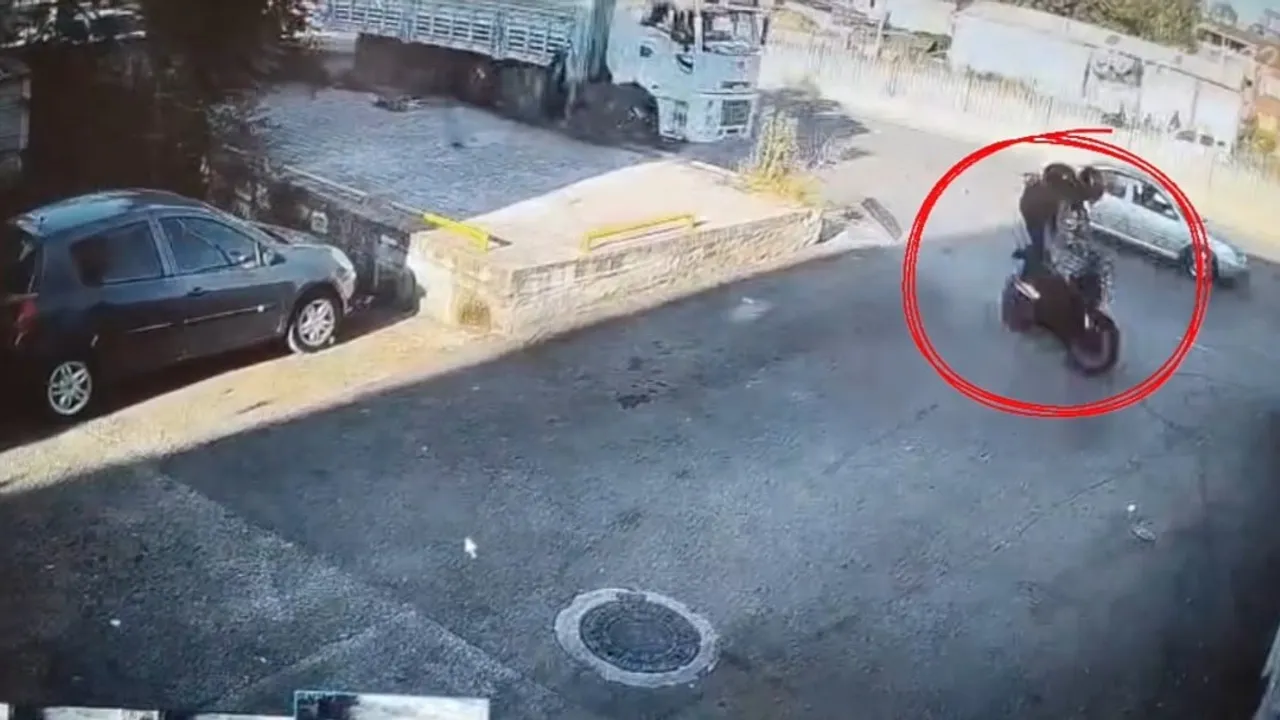 Bir adımla kurtulan yaya, motosiklet sürücüsü duvara çarparak hayatını kaybetti