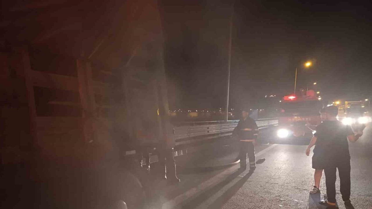 Birecik otoban köprüsünde balataları ısınan soya fasulyesi yüklü tır yandı