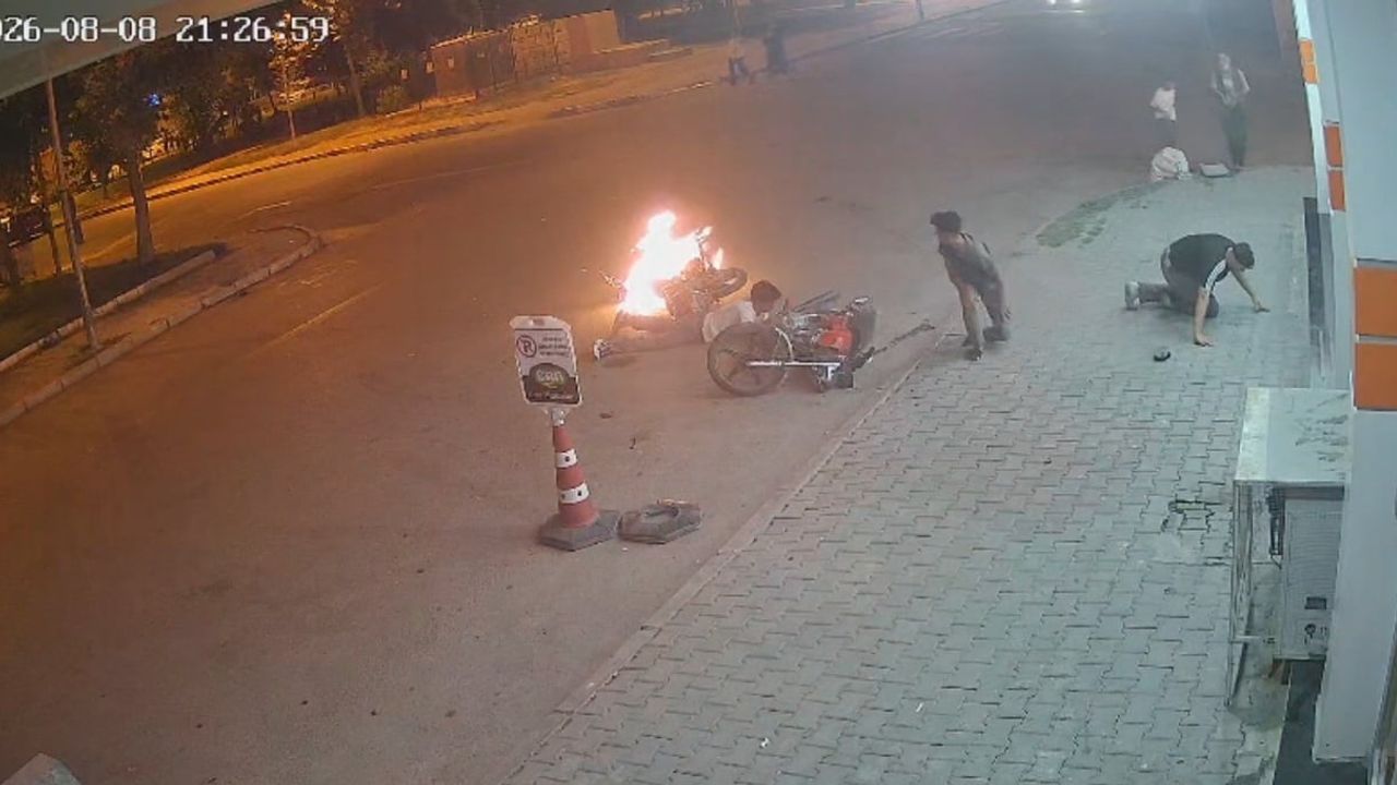 Birecik'te çarpışan iki motosikletten biri alev aldı, 4 kişi yaralandı