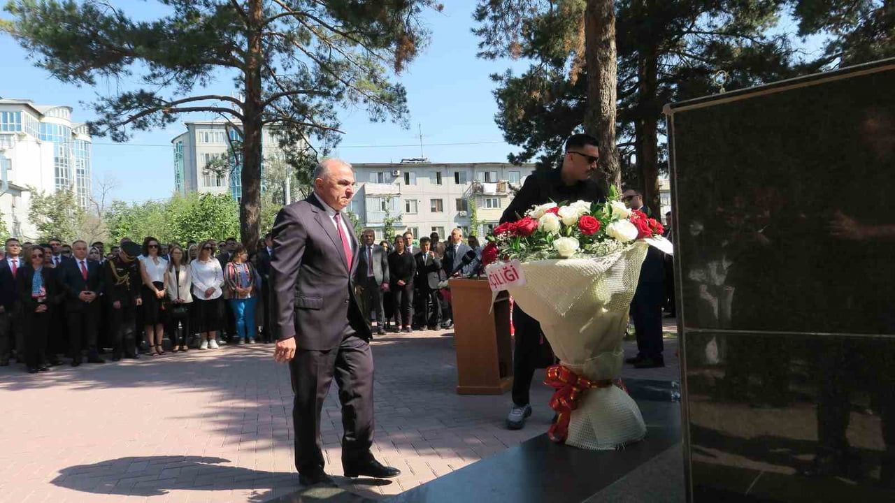 Bişkek'te Atatürk anıtı önünde 30 ağustos zaferi anıldı