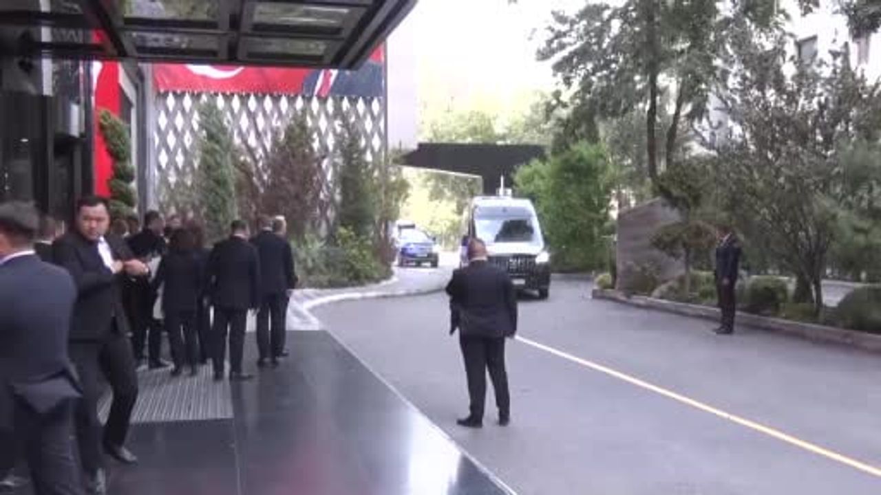 Bişkek'te dombra ezgileriyle karşılanan Recep Tayyip Erdoğan