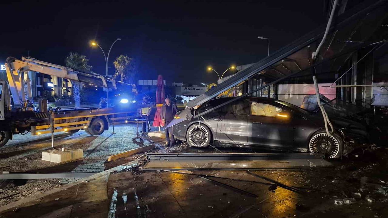 Bitez kavşağında lüks otomobil iş yerine girdi: iki kişi yaralandı