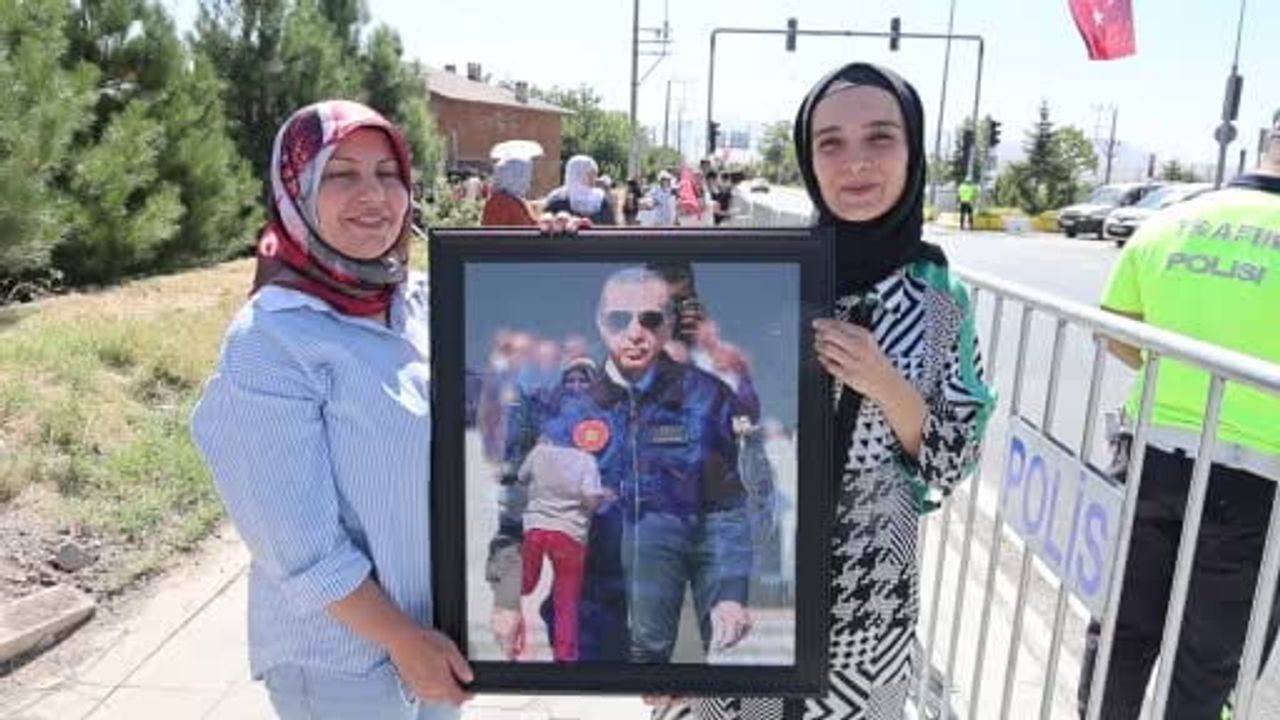 Bitlis'te 70 bin boncukla yapılan tablo Erdoğan'ın eline ulaşmanın sevincini taşıdı
