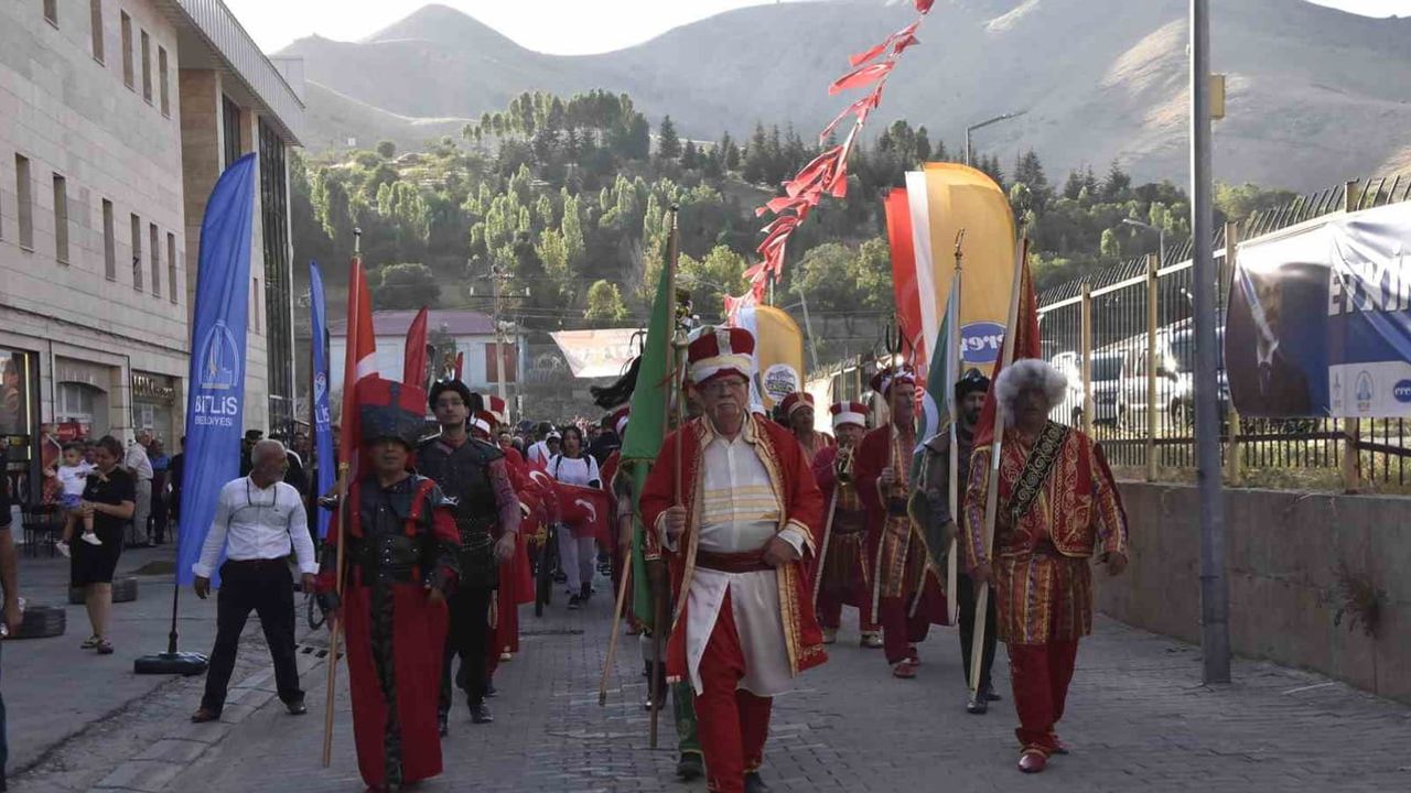 Bitlis’te kurtuluşun 110. yılı kortejle başladı; Karçınbaşı şehitliği vurgusu öne çıktı