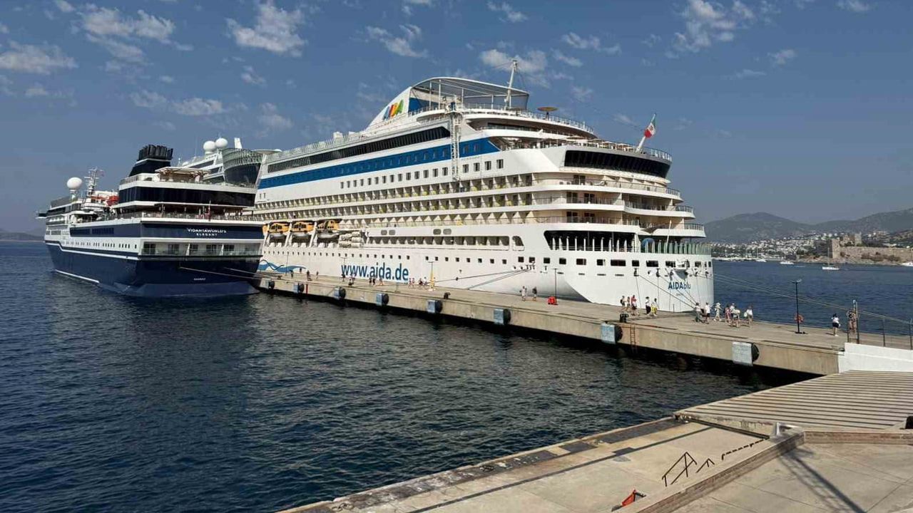 Bodrum'a iki kruvaziyer aynı gün yanaştı