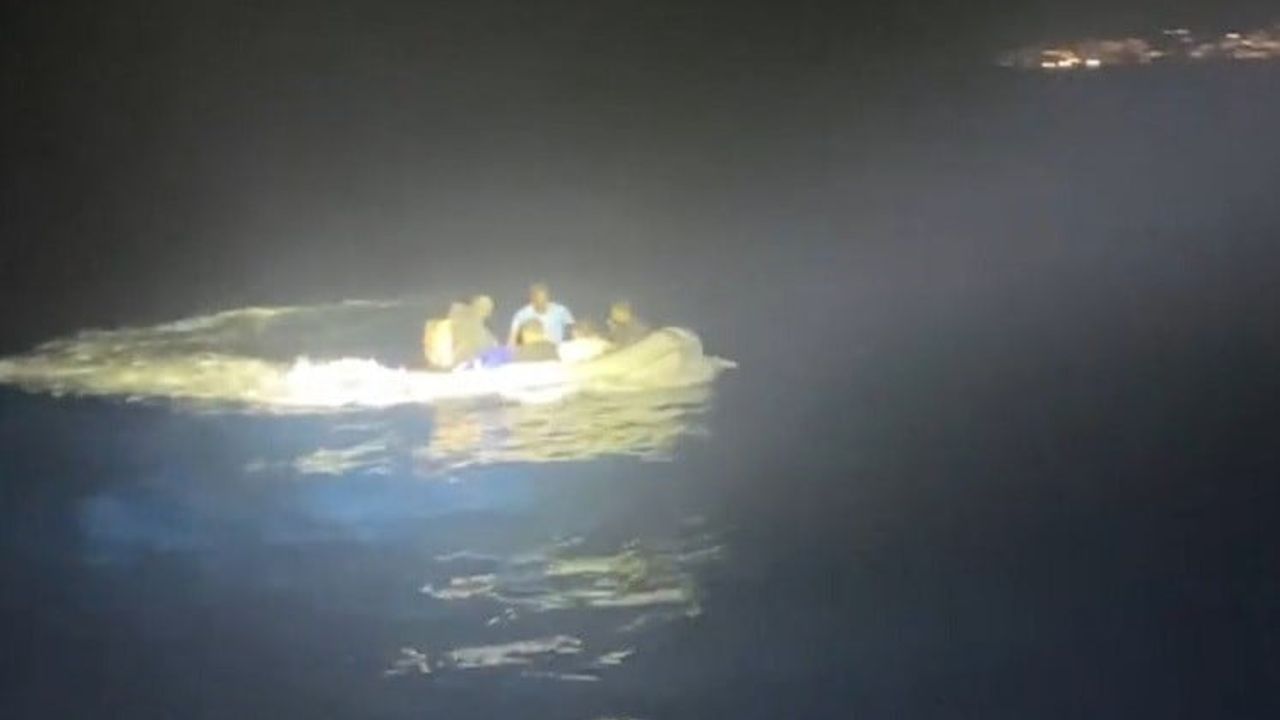 Bodrum açıklarında can güvenliği riski: lastik bottaki 6 düzensiz göçmen yakalandı