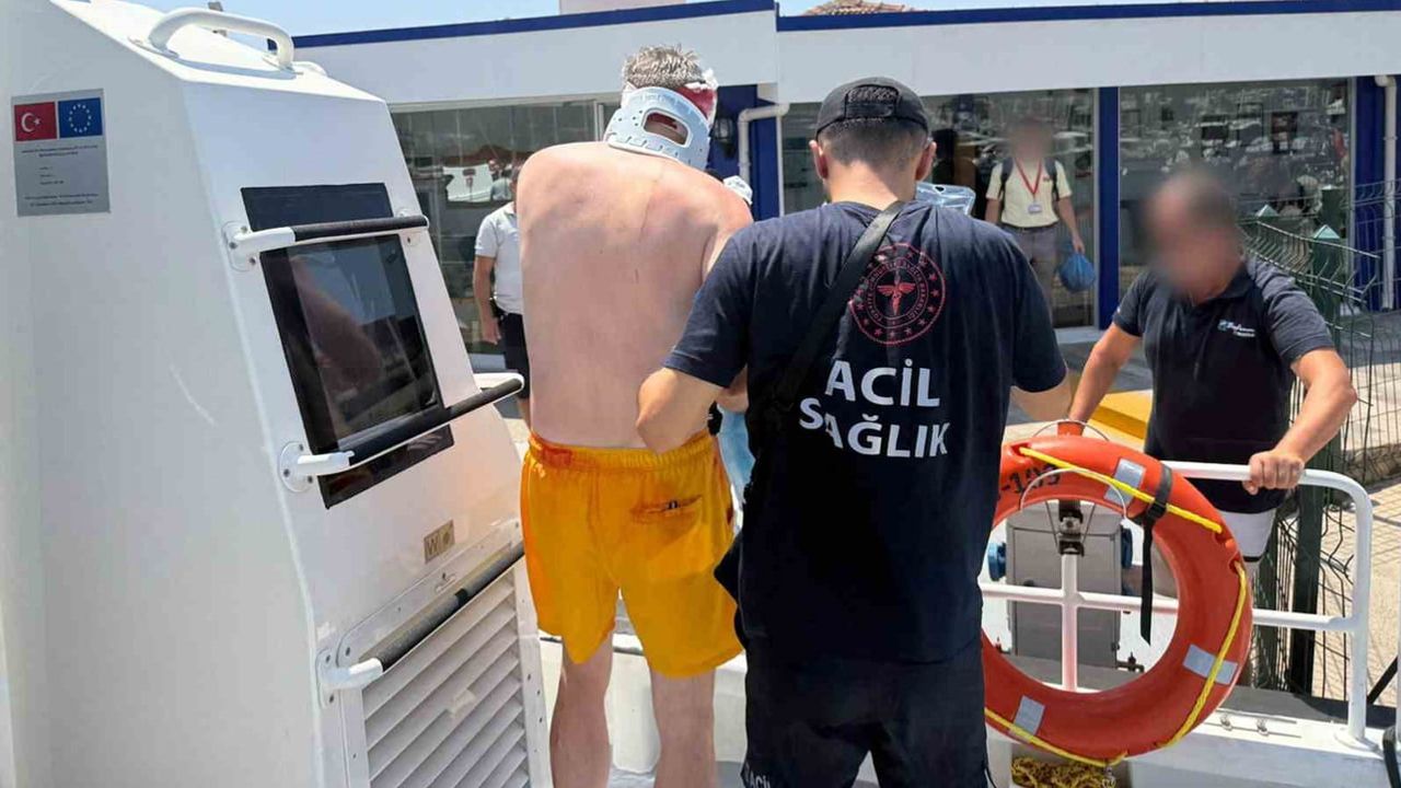 Bodrum açıklarında yaralanan yolcu sahil güvenlik tarafından karaya çıkarıldı