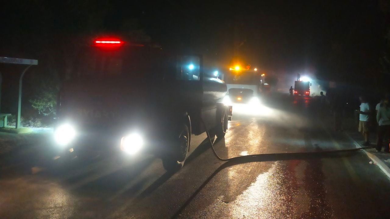 Bodrum belediyesi ekipleri gece boyunca yangın söndürme çalışmalarına destek verdi