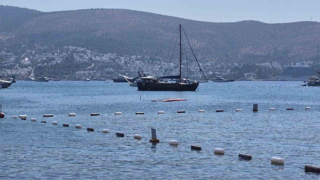 Bodrum'da Bardakçı Koyu'nda demirli yelkenli Şöhret Neco battı
