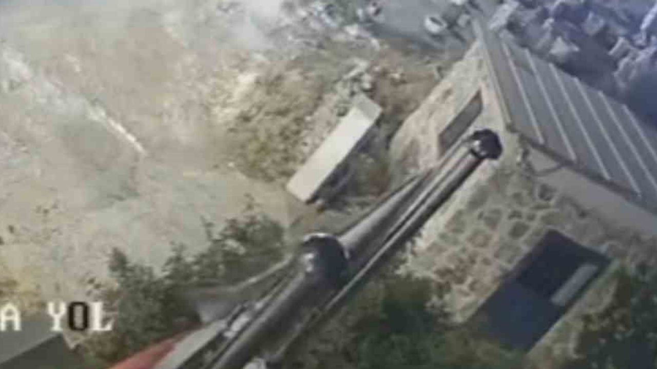 Bodrum'da hız kontrolü kaybettirdi: otomobil kamyonete çarpıp avm otoparkına yuvarlandı