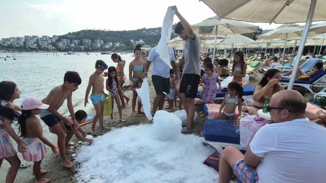 Bodrum'da kumsala dökülen buz çocuklara serin oyun alanı sundu