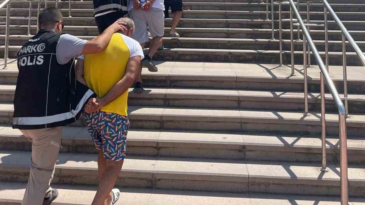 Bodrum'da sokakta uyuşturucu ticaretine suçüstü: iki şüpheli tutuklandı